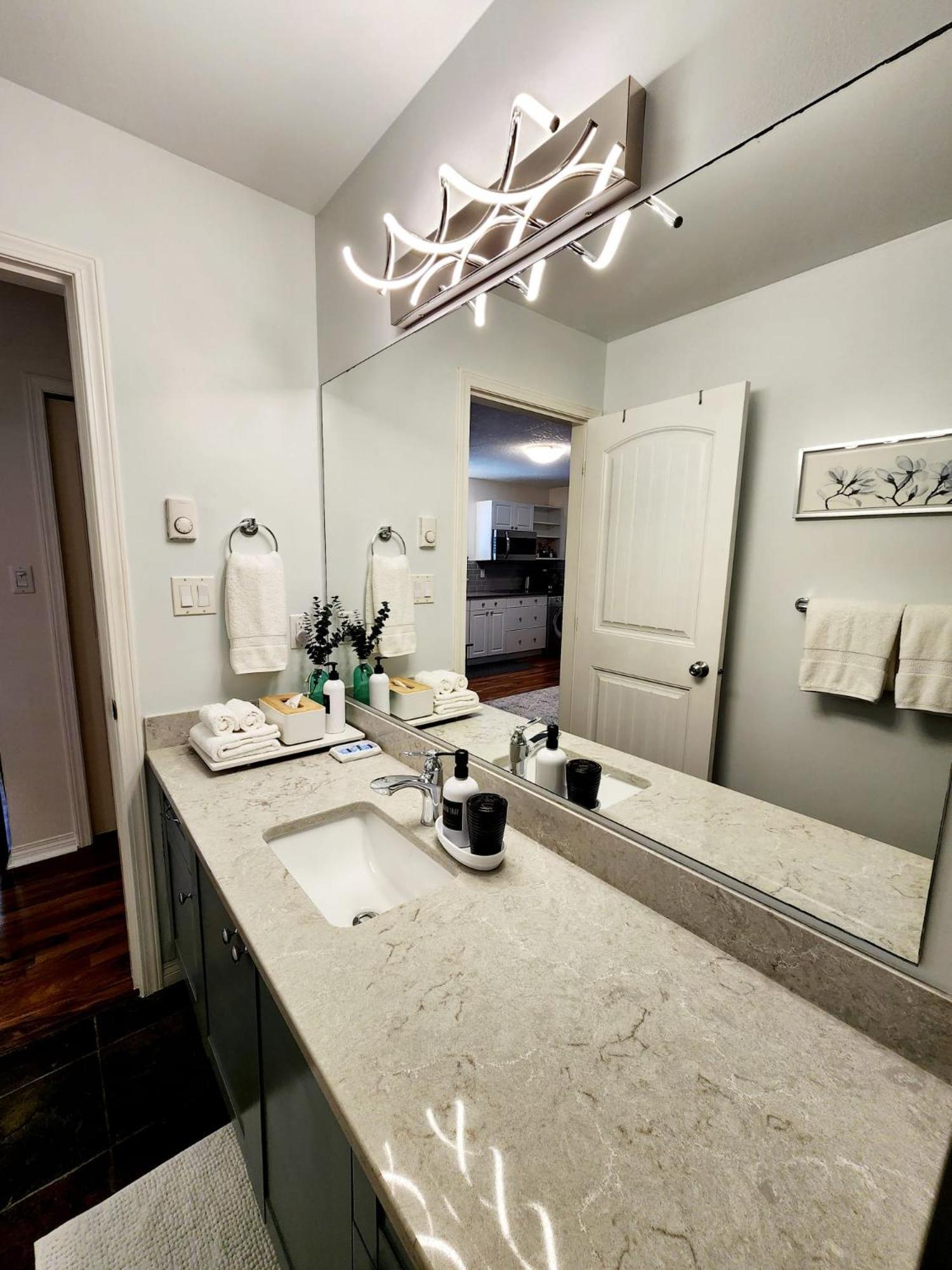 Adorable 1- Bedroom Suite In Langford فكتوريا المظهر الخارجي الصورة